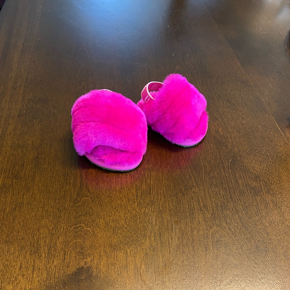Ugg baby shoes size 0/1. Faux fur. Hot Pink.